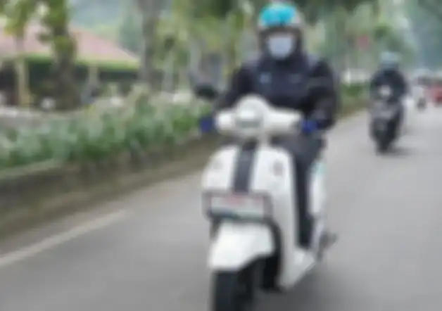 Ilustrasi naik motor matic.