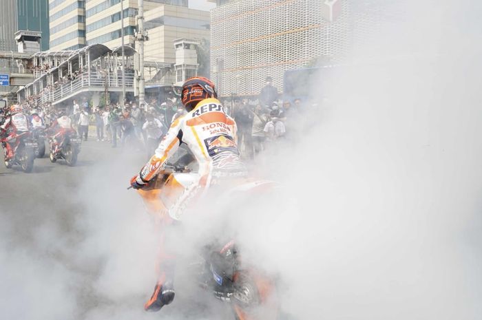 Aksi Marc Marquez saat melakukan aksi bakar ban