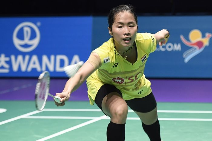 Aksi tunggal putri Thailand, Ratchanok Intanon, saat tampil pada semifinal Piala Sudirman 2017 yang digelar di Gold Coast, Australia