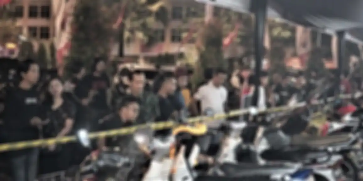 TEKS FOTO: Pengunjung HMC Pontianak ada yang sampai melongo, menatap serius, dan geleng-geleng kepala lihat motor modif Honda 
