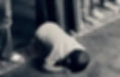 Seorang Pria Jadi Sorotan Saat Merokok Tepat di Sebelah Orang Salat, Namun yang Terjadi Selanjutnya Justru Bikin Banyak Orang Terenyuh