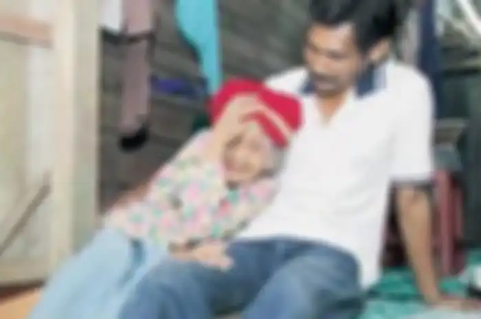 Foto mesra nenek Kundor dan suaminya.