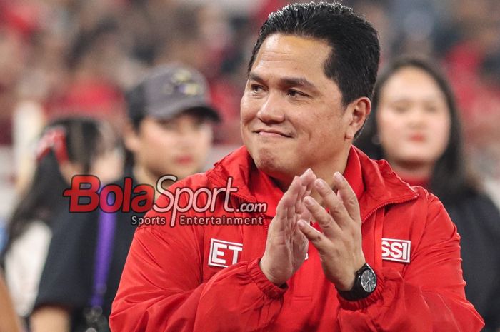 Ketua Umum PSSI, Erick Thohir, saat menyapa para penonton di Stadion Utama Gelora Bung Karno, Senayan, Jakarta, Selasa (11/6/2024).