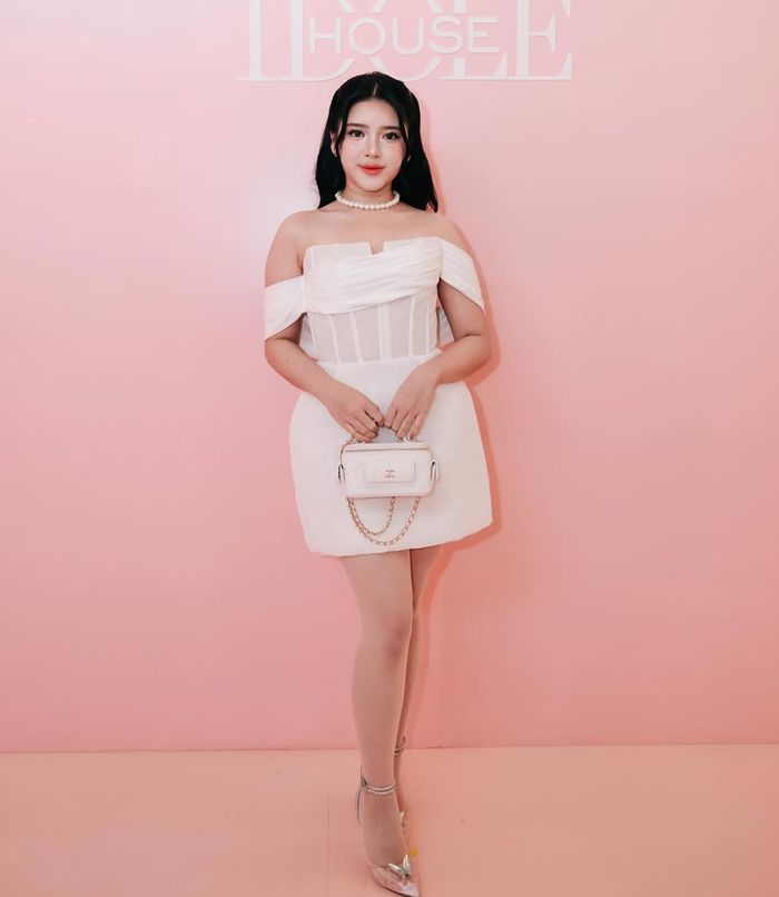 Tampilan serba putih Tiara Andini dengan bantuan fashion stylist Rikkisi.
