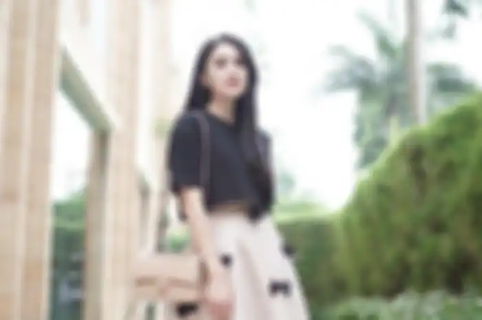 OOTD Sandra Dewi kenakan kaos hitam polos.