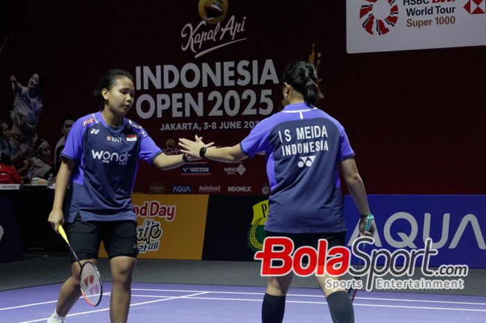 Rinjani Kwinara Nastine (kiri) akan menjadi salah satu amunisi ganda Indonesia pada Kejuaraan Asia Junior 2025, 18-24 Juli 2025 di Solo, Jawa Tengah.