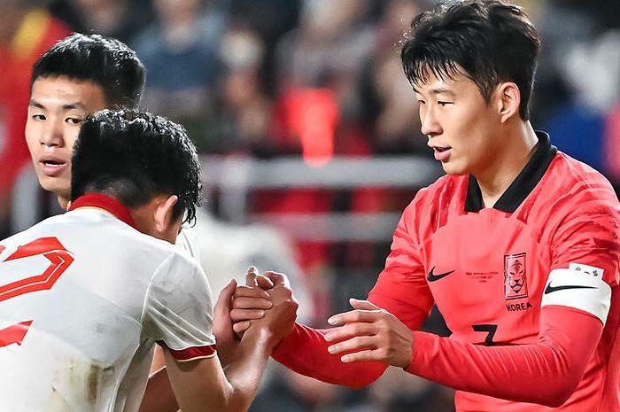 Pemain Timnas Korea Selatan, Son Heung-min, berjabat tangan dengan pemain Timnas Vietnam usai pertandingan.