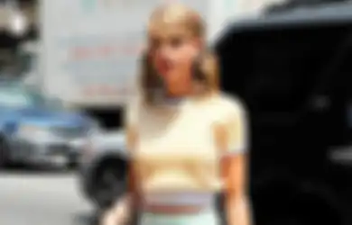 7 Mix and Match Outfit Crop Top dan Skirt Untuk Kegiatan Sehari-hari