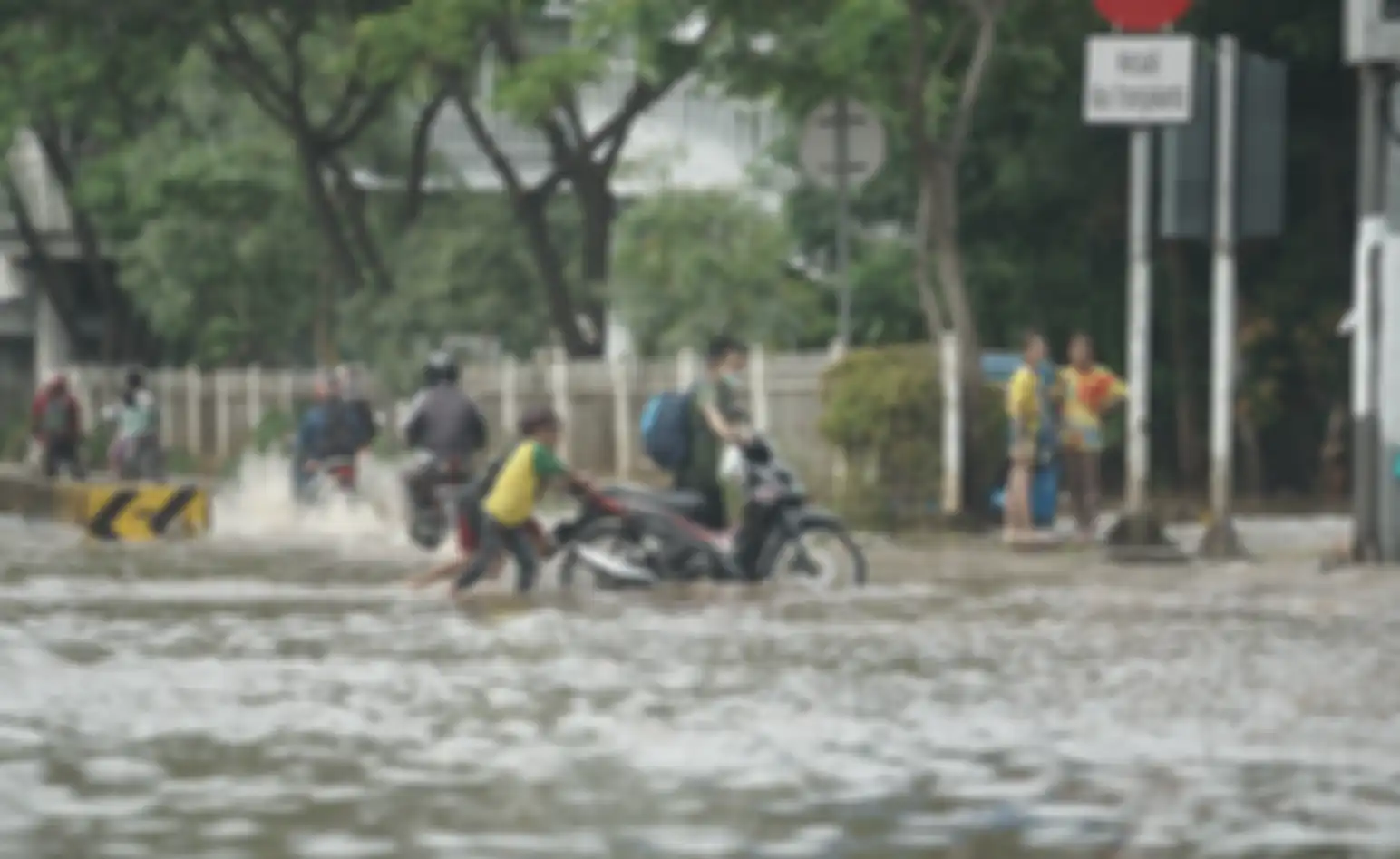 Pemotor menerjang banjir di Green Garden, Kedoya, Jakarta Barat