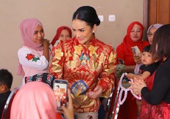 Sibuk Hadiri Acara Milad Partai, Krisdayanti Justru Jadi Sorotan Saat Kepergok Pakai Tas Pinggang Mungil Harga Fantastis
