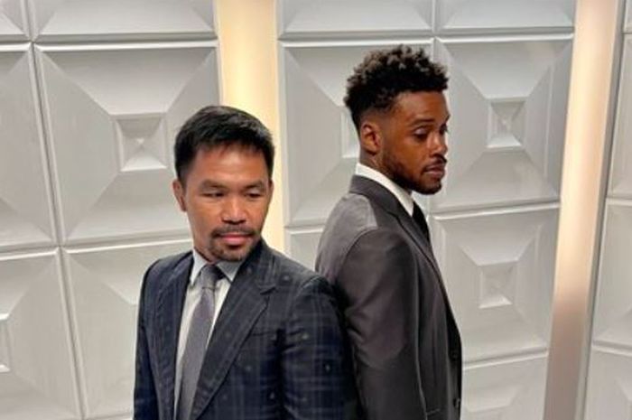 Manny Pacquiao (kiri) dan Errol Spence Jr (kanan) ketika melakukan sesi foto setelah konferensi pers pada Minggu (11/7/2021).