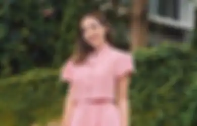 Berkemaja Putih di Depan Kaca, Begini Penampilan Gisella Anastasia dalam Foto Terbarunya