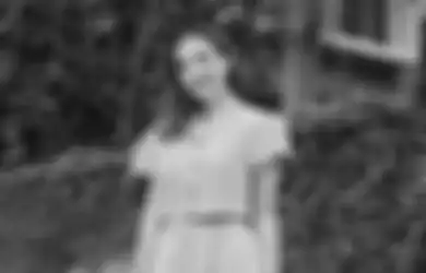 Berkemaja Putih di Depan Kaca, Begini Penampilan Gisella Anastasia dalam Foto Terbarunya