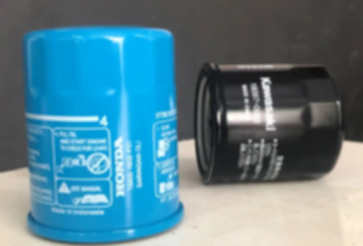 Filter oli mobil Honda (kiri) dan filter oli motor Kawasaki Ninja 250 (kanan).