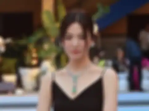 Penampilan Song Hye Kyo saat hadiri Chaumet Paris. 
