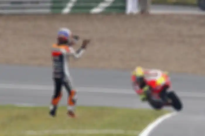 Casey Stoner memberi tepuk tangan pada Valentino Rossi usai dijatuhakn olehnya