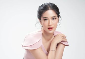 Tak Hanya Pakai Kebaya Saat Kondangan, Dian Sastro Pamer Penampilan Berkebaya untuk Nonton Citayam Fashion Week!