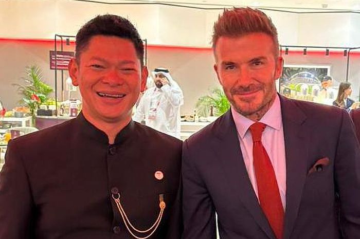 Ketua NOC Indonesia Raja Sapta Oktohari (kiri) dan mantan pesepak bola internasional David Beckham (kanan) bertemu di sela-sela perhelatan Piala Dunia 2022 di Qatar.