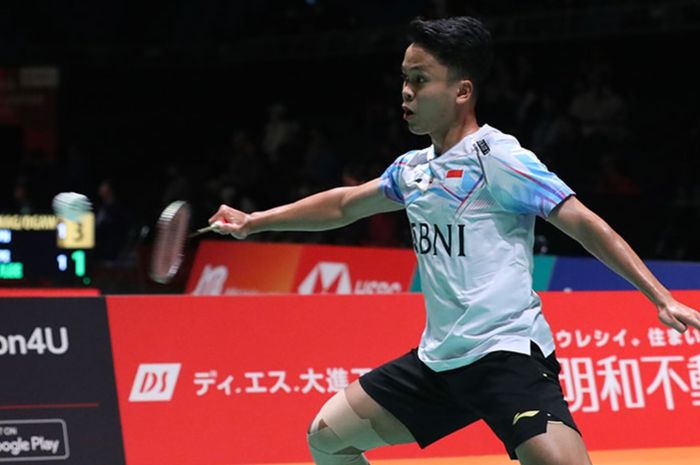 Tunggal putra Indonesia, Anthony Sinisuka Ginting, saat berhadapan dengan Weng Hong Yang (China) di babak pertama Kumamoto Masters 2023 di Kumamoto Prefectural Gymnasium, Kumamoto, Jepang, Rabu (15/11/2023)