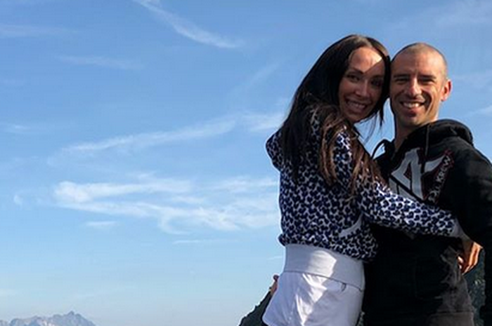 Istri Marco Melandri (kanan), Manuela Melandri (kiri) mengungkapkan bahwa para pembalap MotoGP jadi seperti wanita datang bulan saat menjelang balapan.