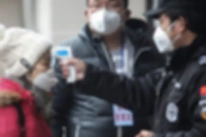 Dampak Virus Corona, sejumlah petugas melakukan pemeriksaan ketat di sejumlah wilayah di China. 