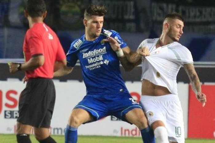 Pemain Persib Bandung, Nick Kuipers, berduel dengan pemain PSS Sleman, Yevhen Bokhashvili, dalam laga pekan ketiga Shopee Liga 1 2020 di Stadion Si Jalak Harupat, Bandung, Minggu (15/3/2020).