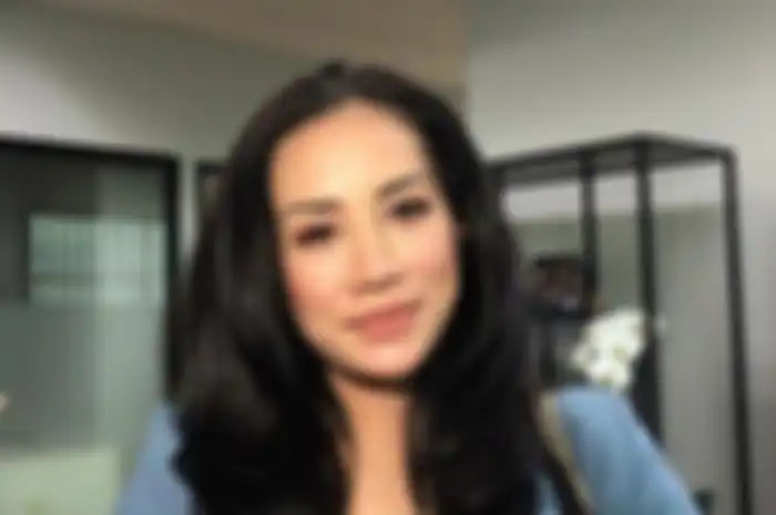 Artis Shinta Bachir mendukung peralihan motor listrik di Indonesia.