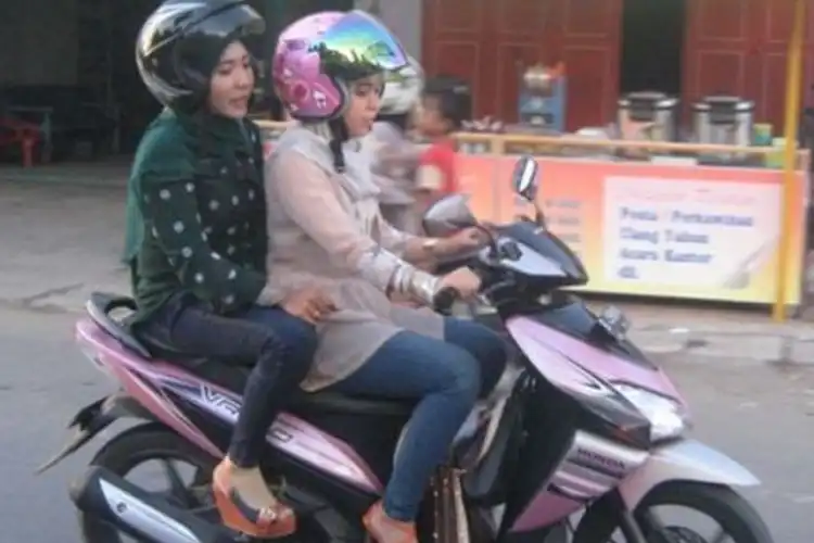 Aman Dari Jambret, Begini Meletakkan Tas Yang Aman Di Motor 