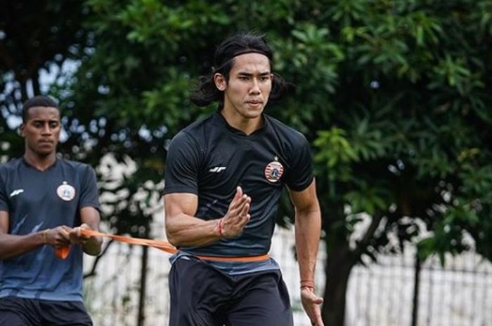 Terlihat pemain muda asal Brasil, Diogo Santos, tengah ikut berlatih dengan Ryuji Utomo dalam latihan Persija Jakarta