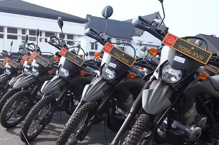 Ilustrasi Kawasaki KLX 150 jadi motor dinas pasukan TNI di daerah perbatasan.