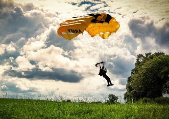 6 Arti Mimpi Terjun Payung, Tanda Lari dari Masalah hingga Datangnya Pertolongan