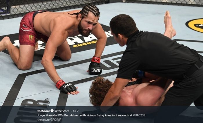 Momen saat Ben Askren (tengah) dikanvaskan oleh Jorge Masvidal (kiri) dalam duel UFC 239 yang digelar Sabtu (6/7/2019) malam WIB