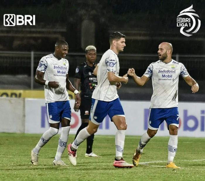 Pemain Persib Bandung melakukan selebrasi setelah mencetak gol ke gawang Madura United pada laga pekan ke-31 di Stadion I Gusti Ngurah Rai, Denpasar, Minggu (13/3/2022).