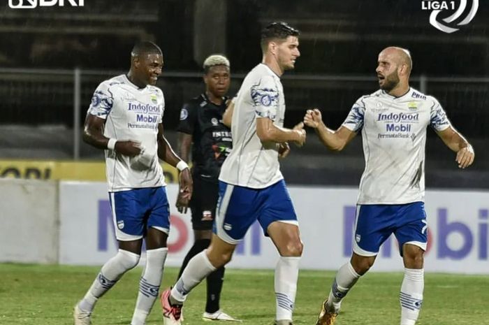 Pemain Persib Bandung melakukan selebrasi setelah mencetak gol ke gawang Madura United pada laga pekan ke-31 di Stadion I Gusti Ngurah Rai, Denpasar, Minggu (13/3/2022).