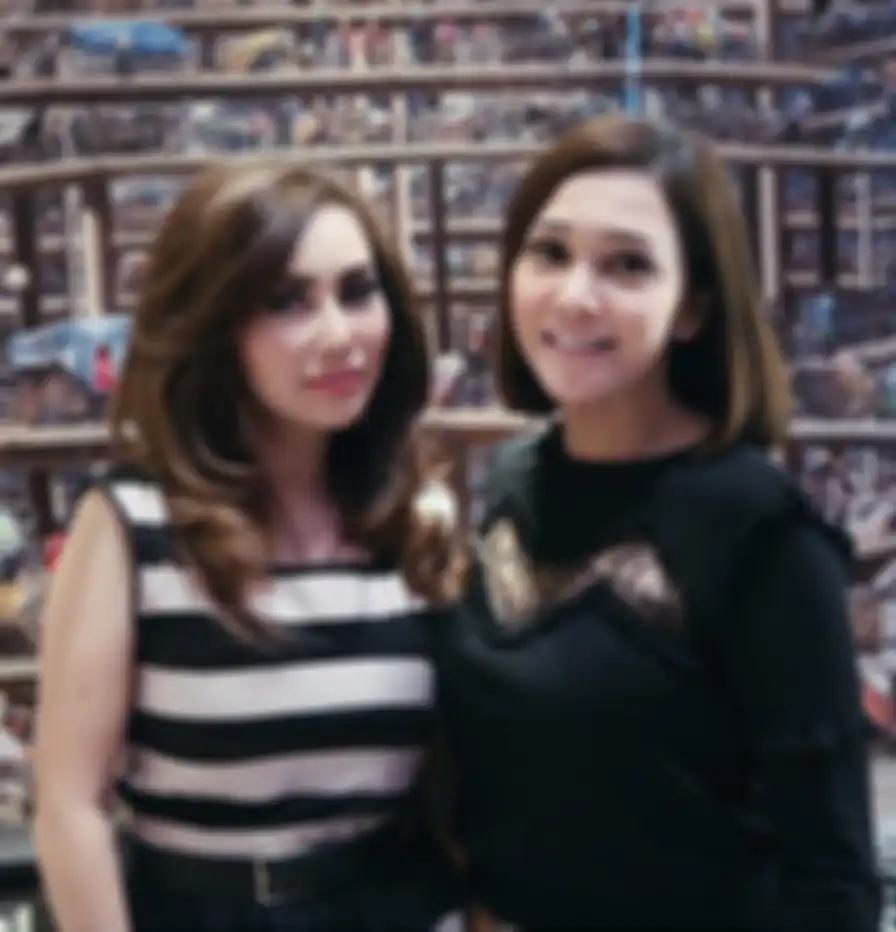 Gaya kompak Maia Estianty dan Maya Nindya saat foto bareng