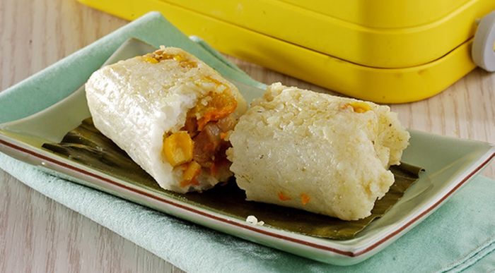 Lontong isi, makanan favorit untuk berbuka puasa saat bulan Ramadan.