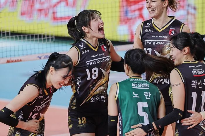 Middle blocker Daejeon JungKwanJang Red Sparks, Lee Ji-soo (no 18) melakukan selebrasi bersama rekan-rekannya pada Liga Voli Korea, Rabu, 4 Desember 2024