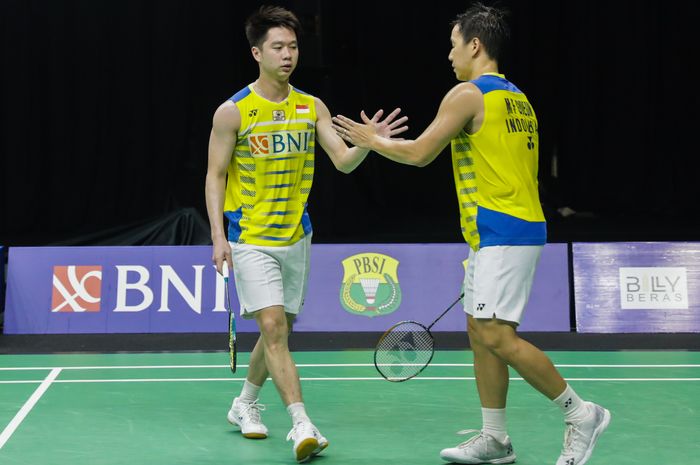 Pasangan ganda putra nomor satu dunia asal Indonesia, Marcus Fernaldi Gideon/Kevin Sanjaya Sukamuljo, melakukan tos di sela pertandingan melawan Pramudya Kusumawardana/Yeremia Erich Yoche Yacob Rambitan pada Simulasi Olimpiade Tokyo 2020 di Hall Pelatnas PP PBSI, Cipayung, Jakarta Timur, Kamis (17/6