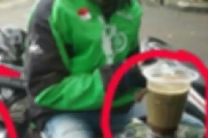 Kaca spion dipakai buat meletakan kopi oleh driver ojol.