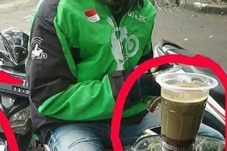 Kocak! Driver Ojol Kreatif, Kaca Spion Ternyata Punya Fungsi Lain, Tempat Kopi   