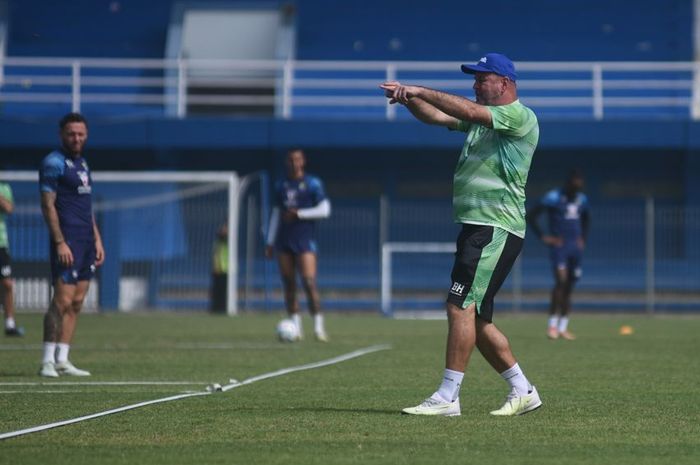 Bojan Hodak saat memimpin sesi latihan Persib Bandung.