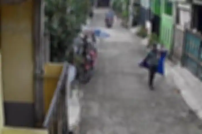 Hati-hati Meninggalkan Motor di Depan Rumah, Orang ini yang Berpakaian Pemulung Mencuri Motor dengan Mudah.