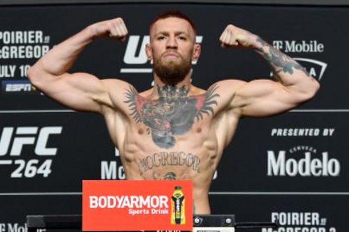 Petarung kelas ringan UFC, Conor McGregor, saat melakoni proses timbang badan UFC 264.