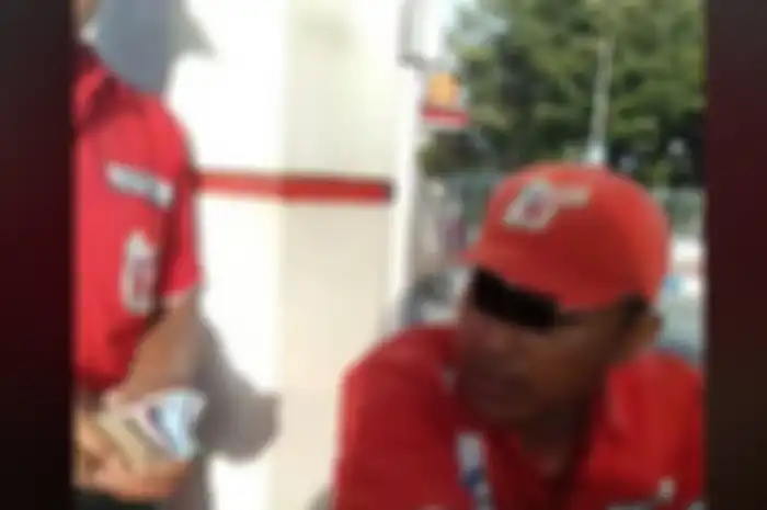 Oknum petugas pom bensin lakukan pungli di SPBU di Pasuruan, Jatim.