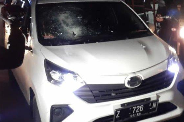Mobil Daihatsu Sigra mengalami kerusakan akibat ulah geng motor di Tasikmalaya.
