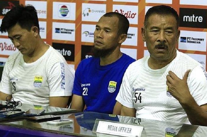 Manajer Persib Bandung Umuh Muchtar (kanan) berbicara dalam konferensi pers usai melawan Persipura Jayapura di Stadion Gelora Delta, Sidoarjo, Senin (23/9/2019) sore WIB. Umuh Muchtar didampingi kapten Supardi Nasir dan pelatih fisik Yaya Sunarya. 