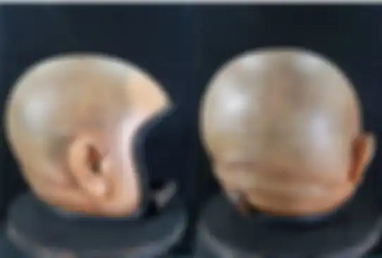 Tampak samping dan belakang, helm Skinhead ini punya desain yang mirip seperti kepala manusia.