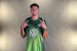 Bek Keturunan Indonesia Sebabkan Penalti dan Cetak Gol Bunuh Diri, Wolfsburg Terpongkeng di Kandang