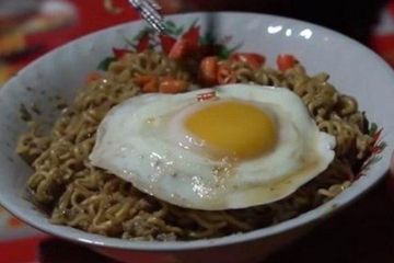 Satu Indonesia Nggak Sadar! Jangan Lagi Makan Mie Instan dengan Telur Setengah Matang, Bahayanya Nggak Main-main!