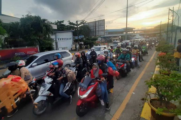 Ilustrasi mudik pakai motor. Polri kasih imbauan untuk tidak mudik pakai motor saat Lebaran 2023, sebut bahaya mengintai pemudik.